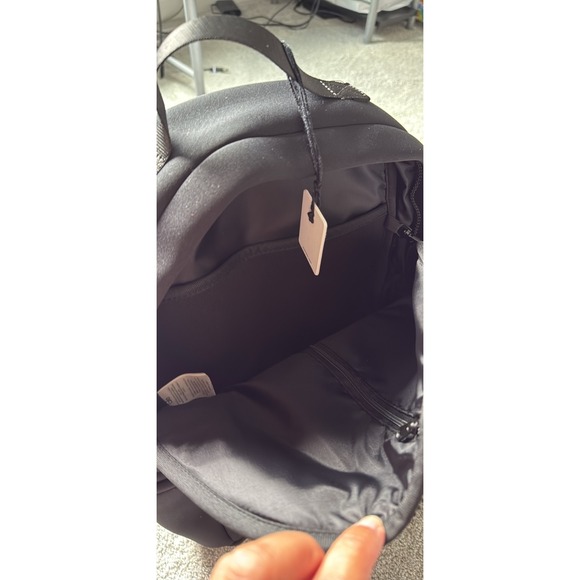 New Alo Yoga Stow Backpack Black With Detachable Pouch - NWT - Picture 4 of 7